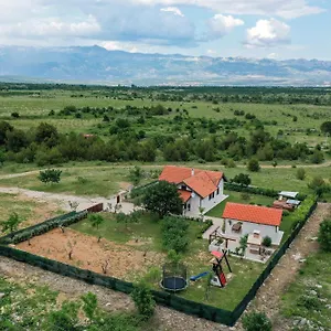https://oaza-mira-kuca-za-odmor-ena.hotelinzadar.com